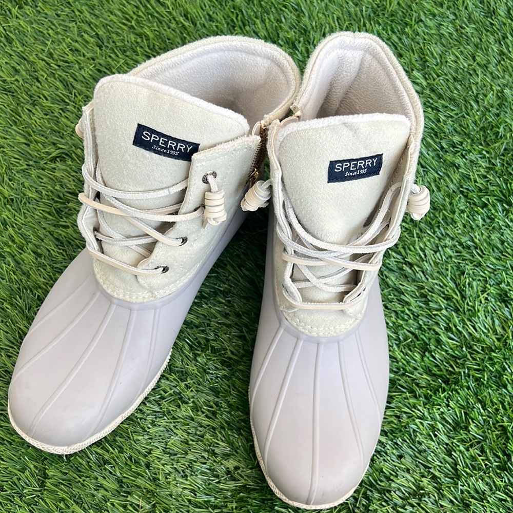 Women’s Sperry Boots! EUC